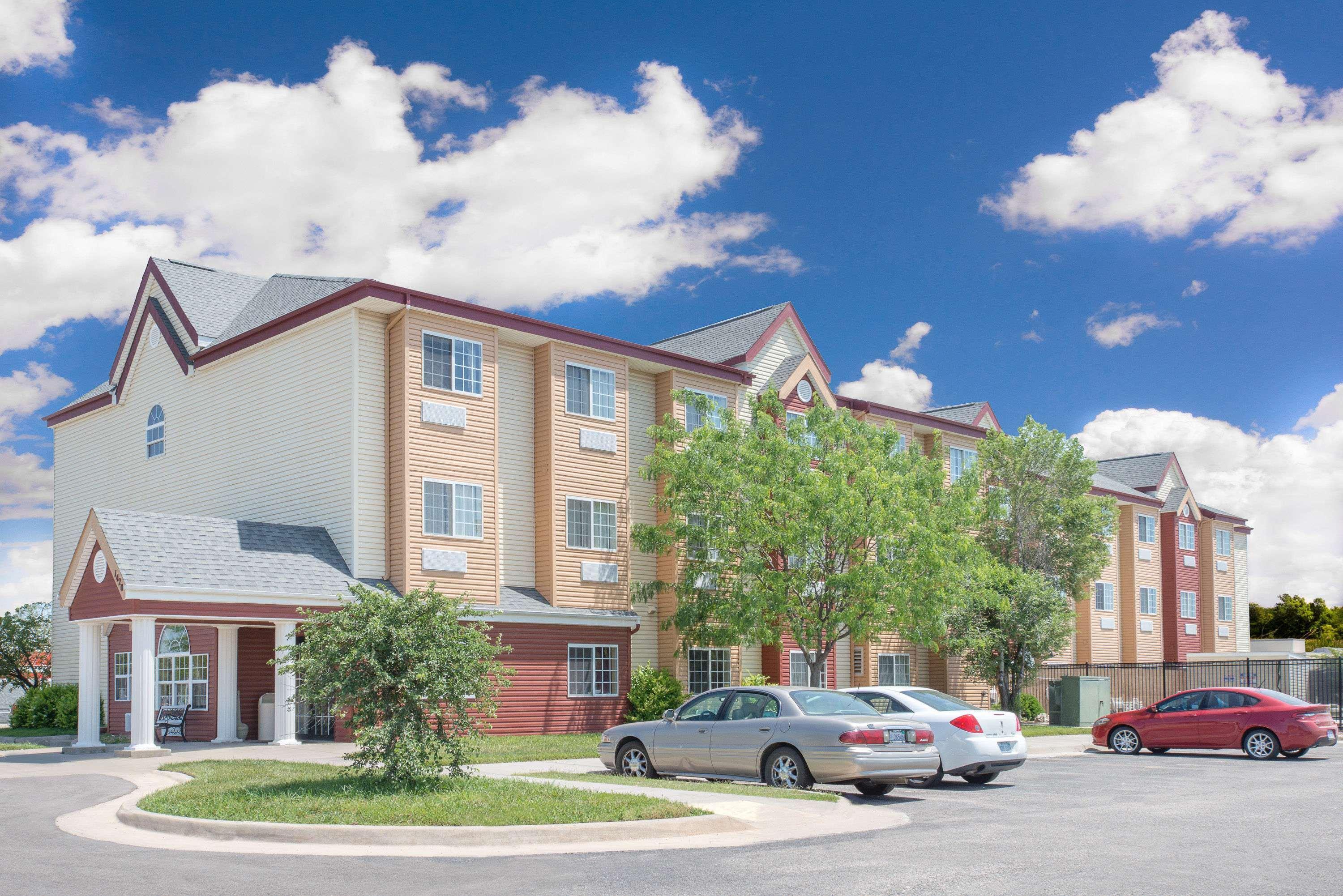Days Inn & Suites By Wyndham Hutchinson Exterior foto