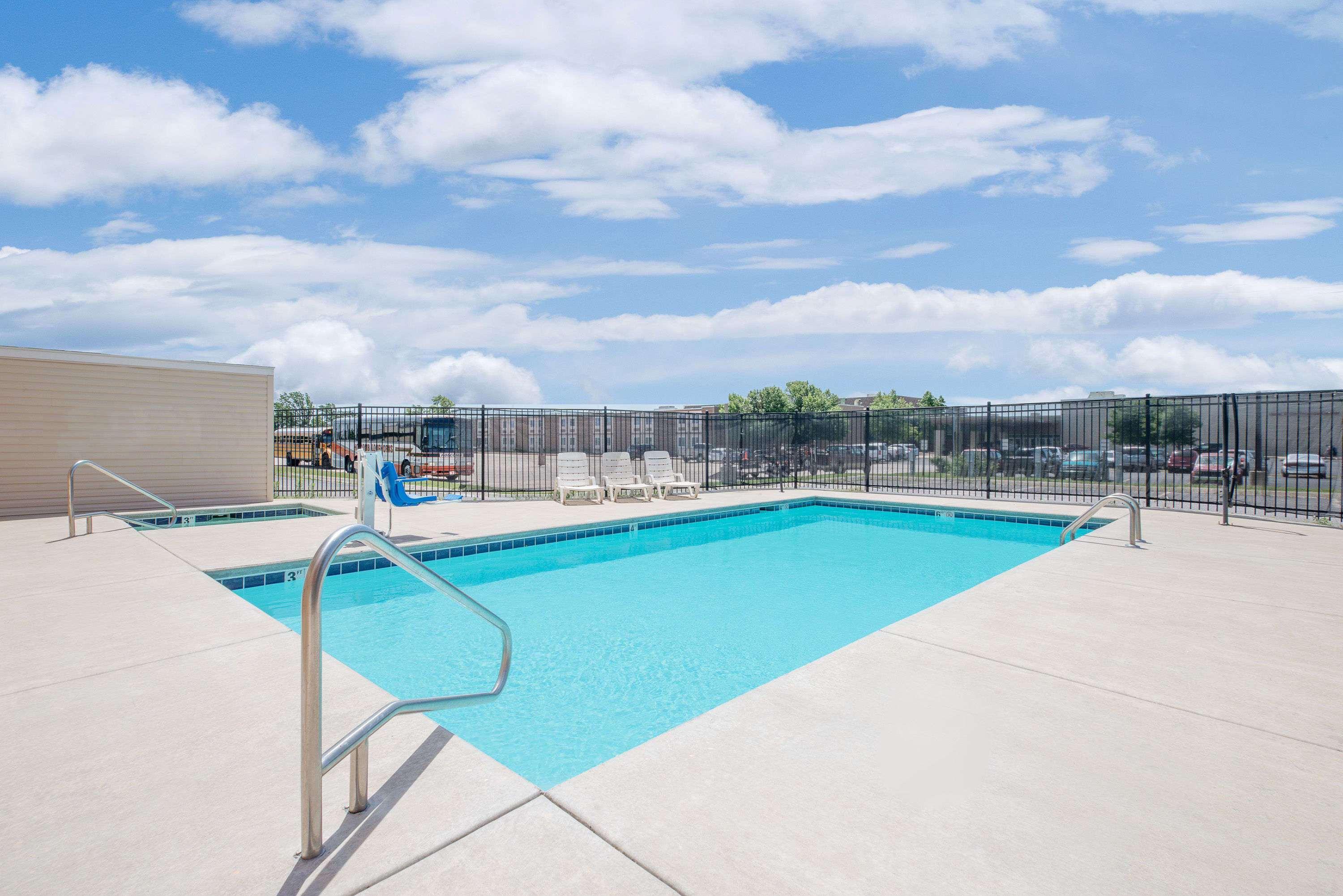 Days Inn & Suites By Wyndham Hutchinson Exterior foto
