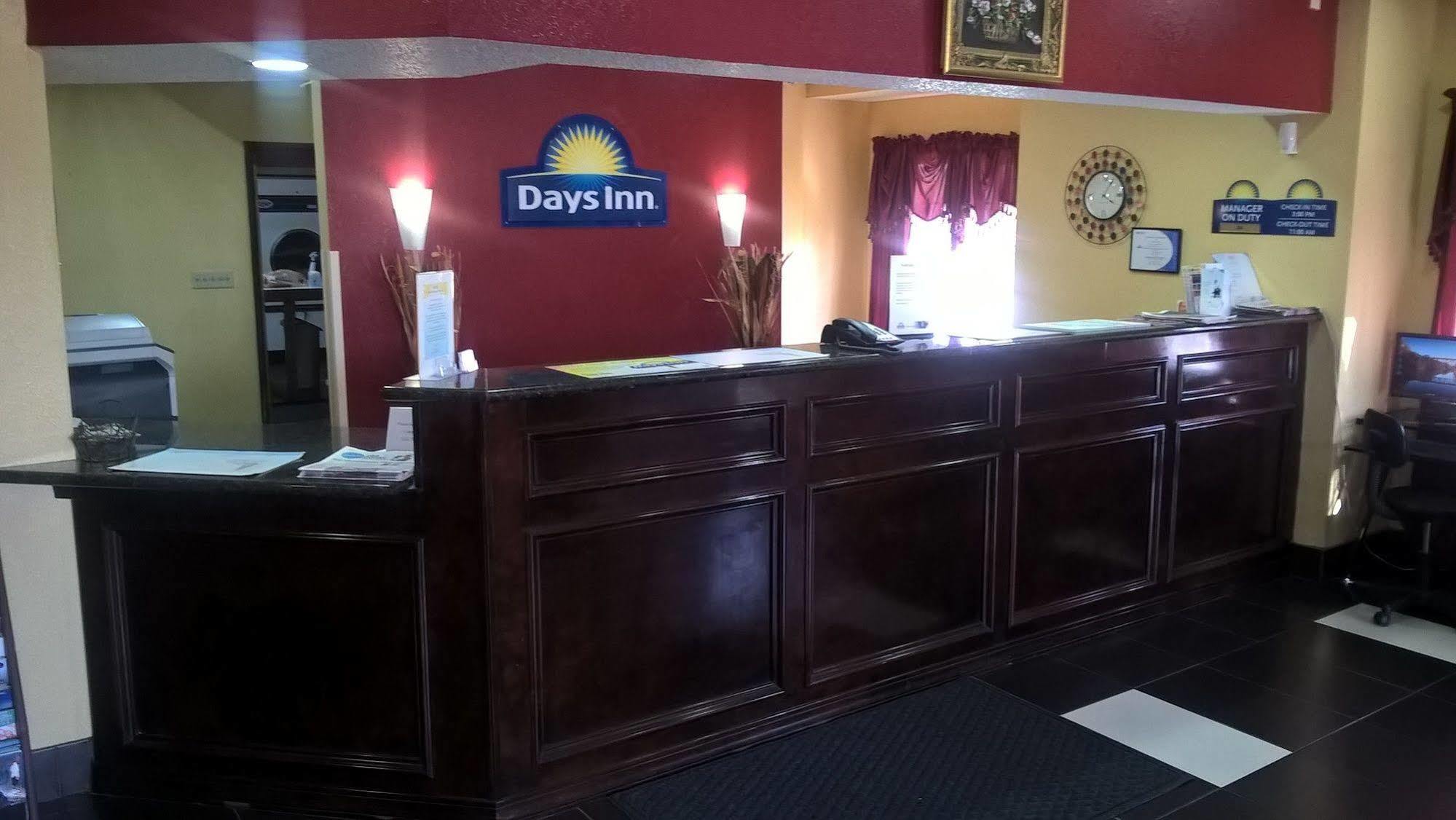 Days Inn & Suites By Wyndham Hutchinson Exterior foto
